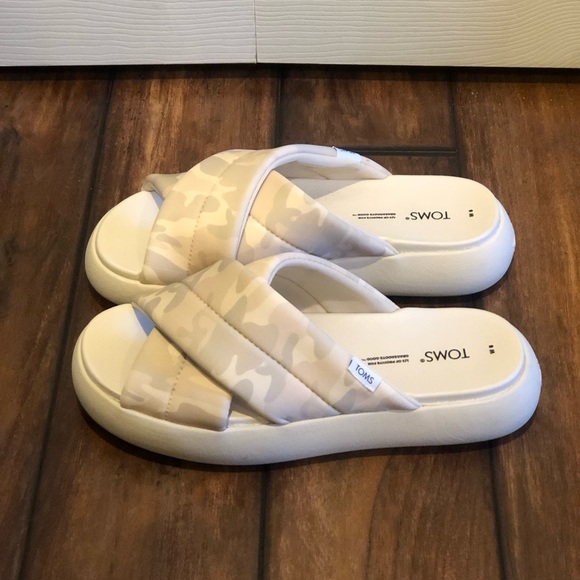 Toms Sandals Women’s Alpargata Camo Mallow Crossover Slides Size 8 - Picture 2 of 6